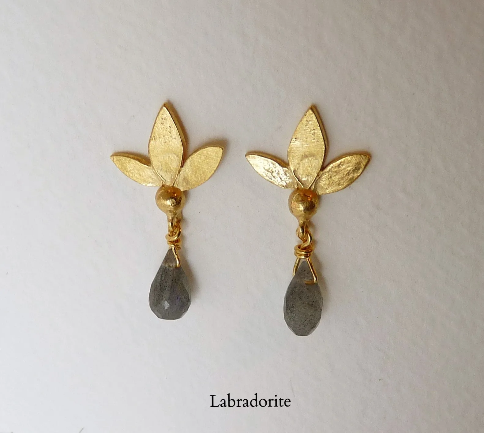 Ami Leaf Stud Earrings With Gemstone And Gold Plate