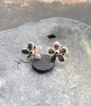 Blue Lily 8mm Silver Daisy Stud Earrings - S316B