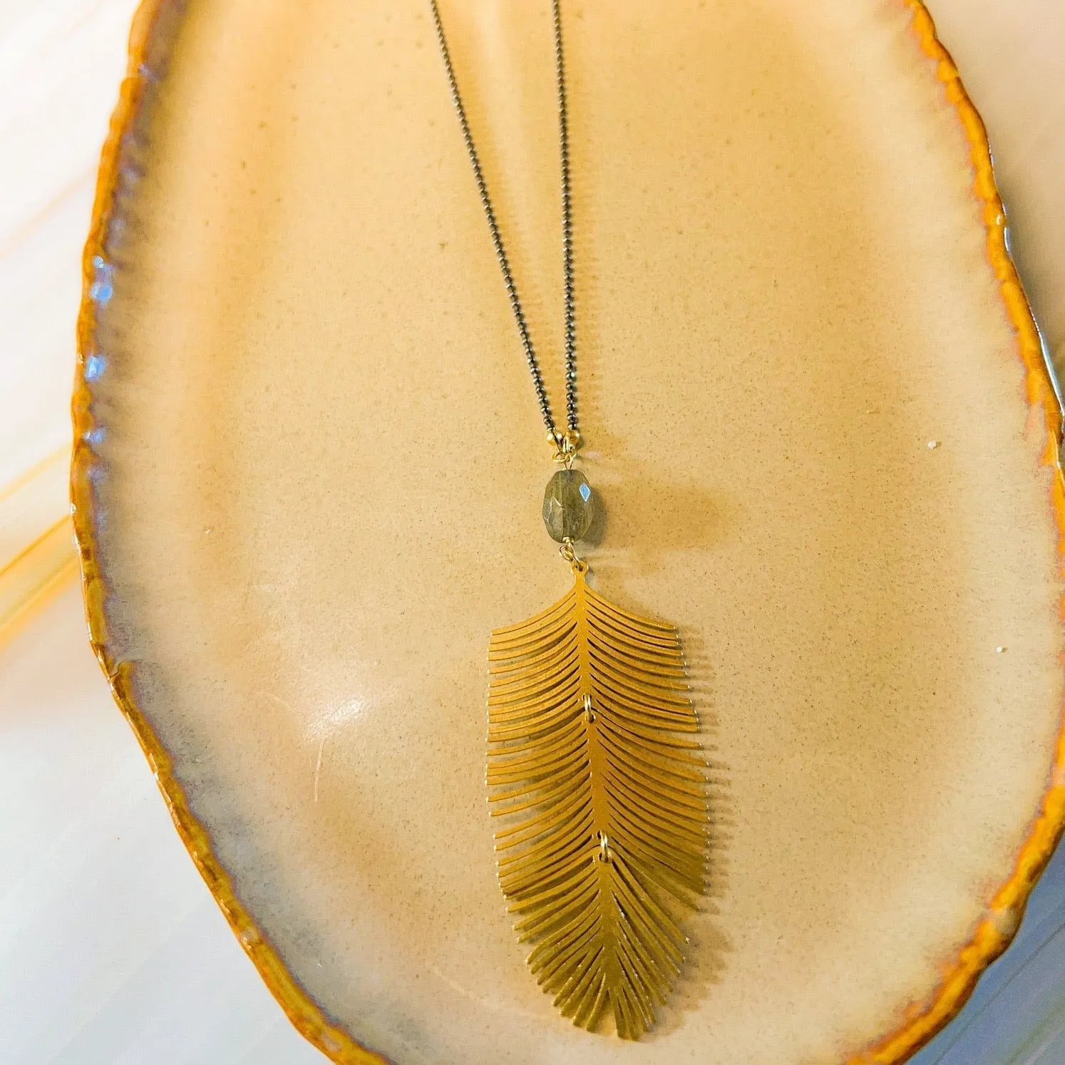 Foresta: Long dancing Feather Necklace