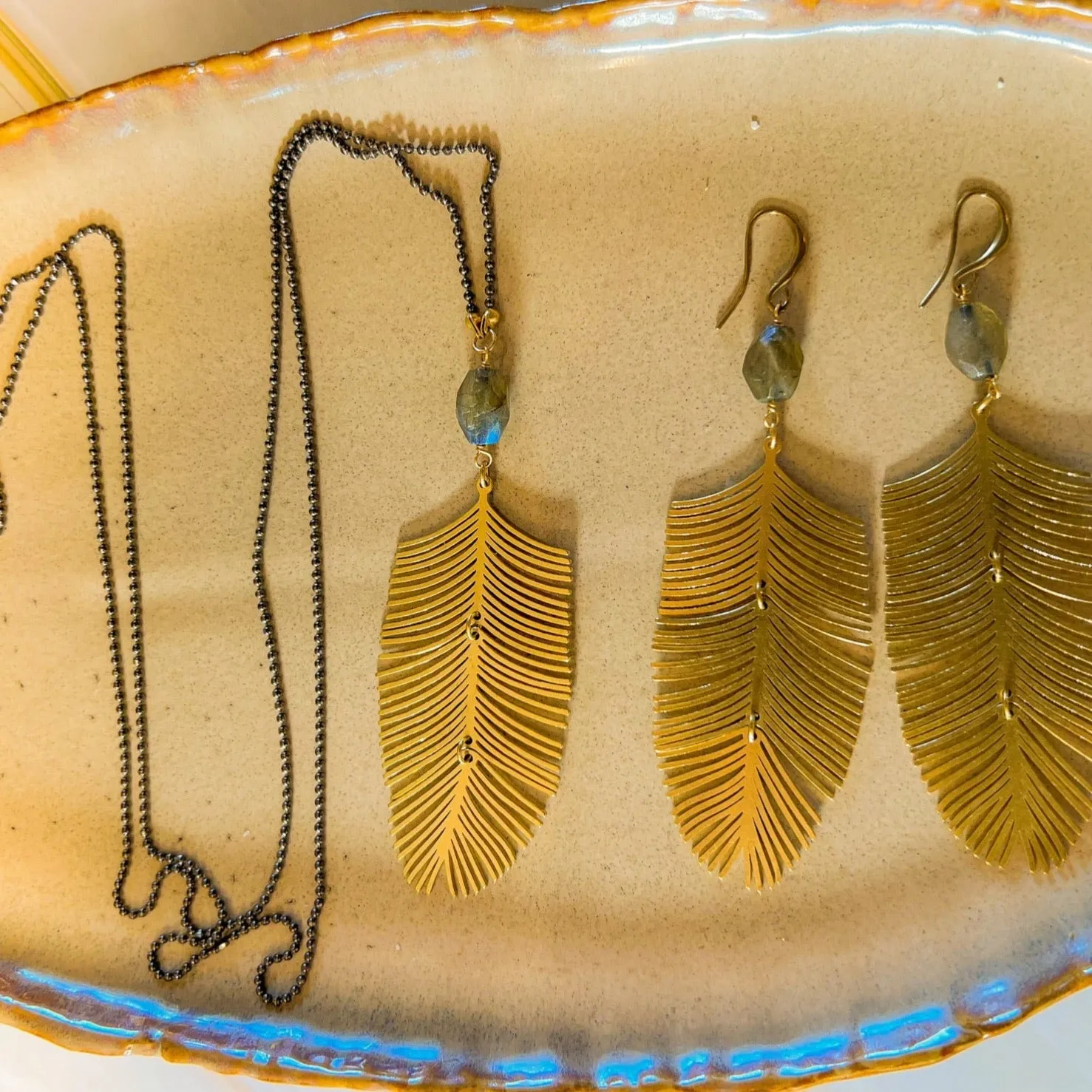 Foresta: Long dancing Feather Necklace