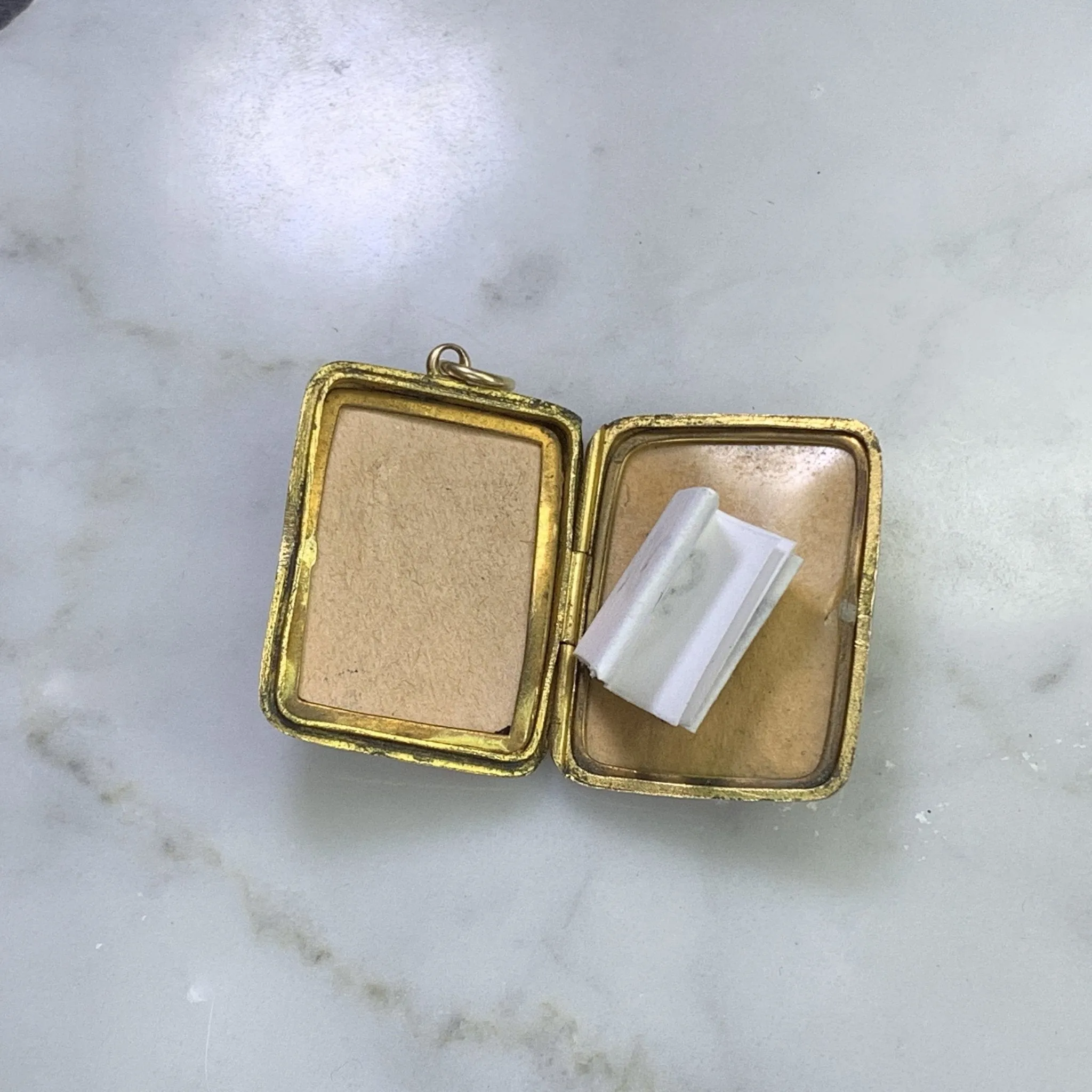 Vintage Gold Floral Locket in Yellow Gold from the 1930s. Gift for Her. Brides Gift.