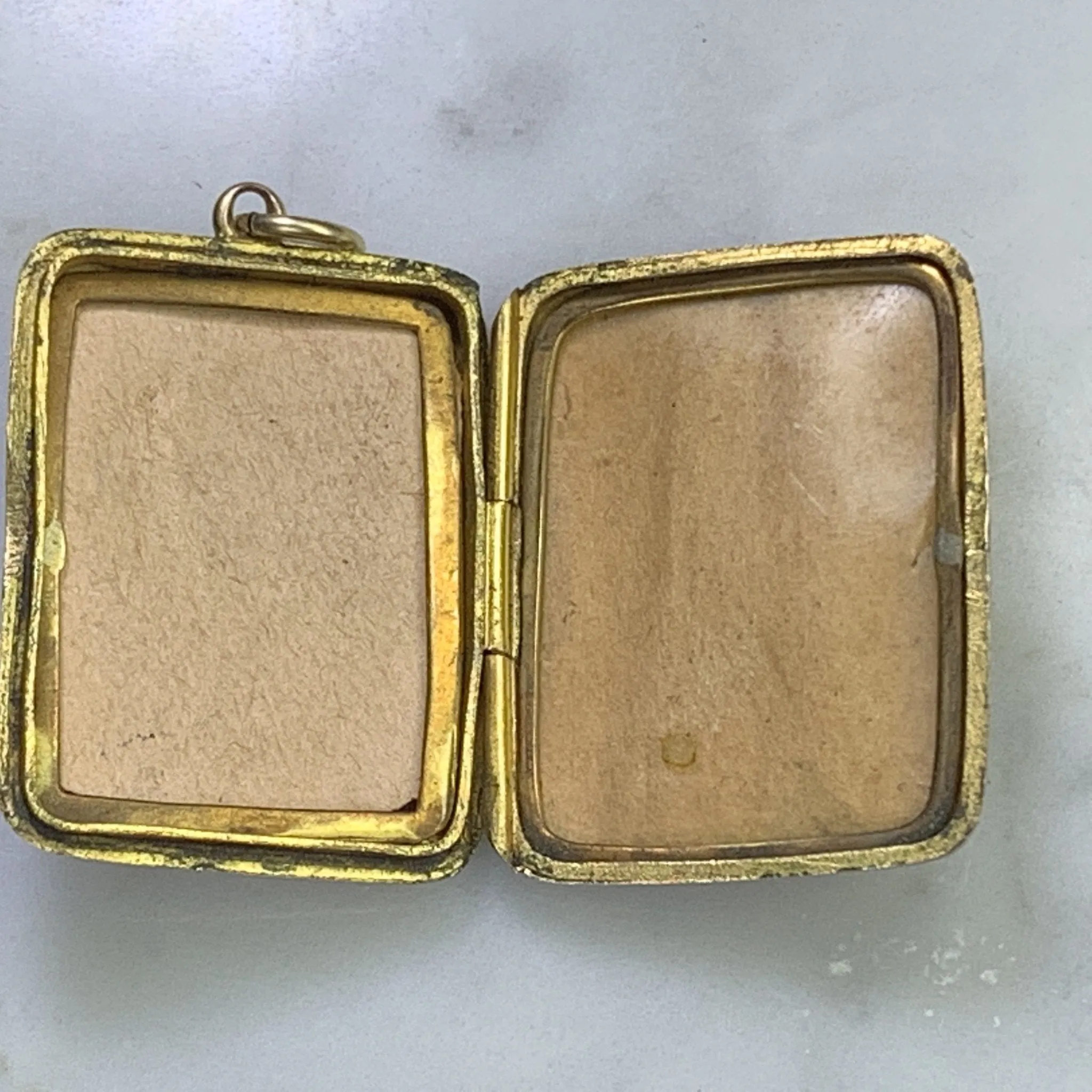 Vintage Gold Floral Locket in Yellow Gold from the 1930s. Gift for Her. Brides Gift.