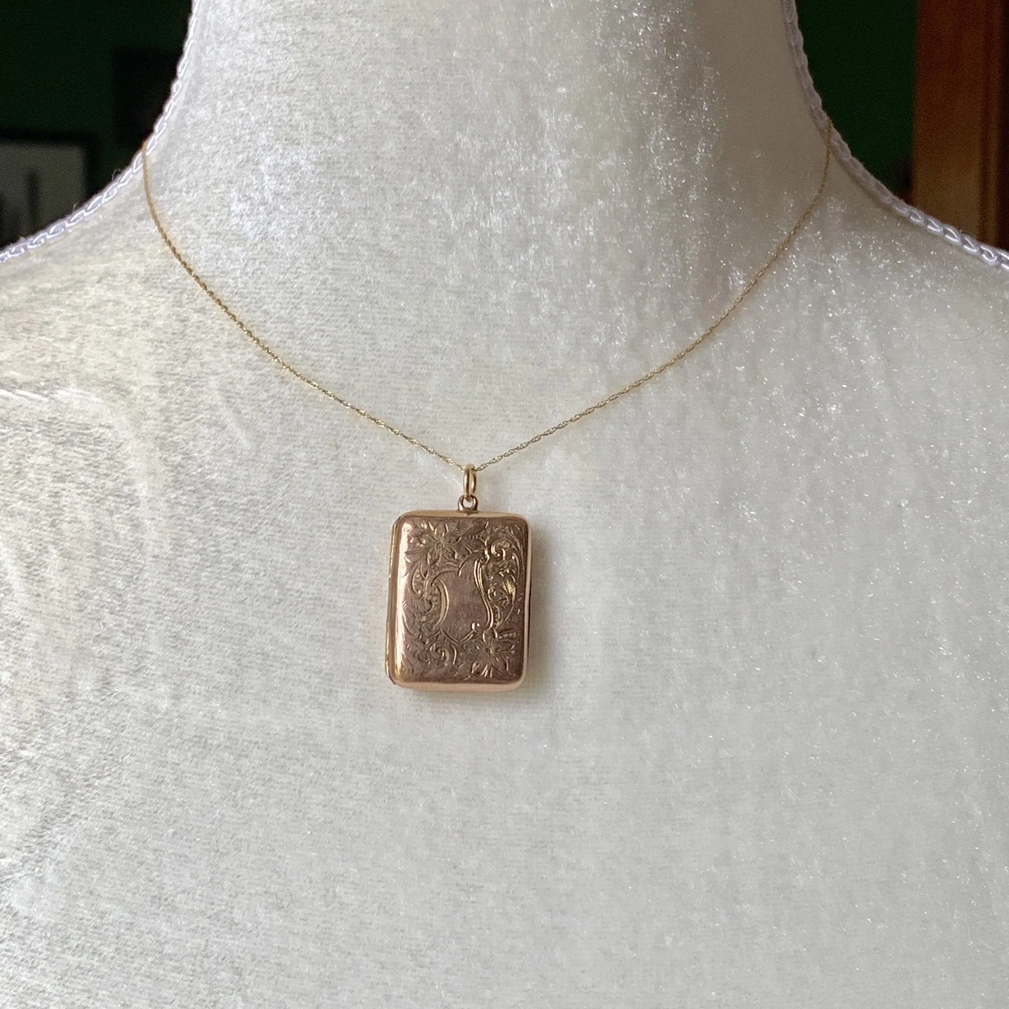 Vintage Gold Floral Locket in Yellow Gold from the 1930s. Gift for Her. Brides Gift.